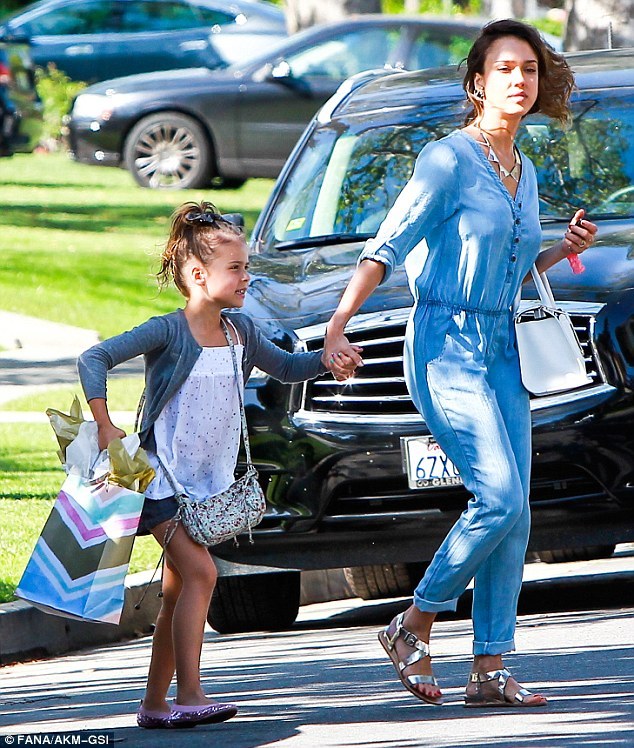 Фото: Модная Джессика Альба гуляет вместе с дочкой