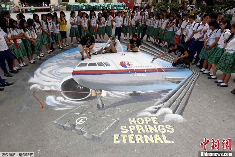 Филиппинские художники создают 3D-рисунок пропавшего самолета малазийской авиакомпании