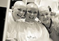 Женщины побрились наголо в поддержку проходящей лечение от рака подруги