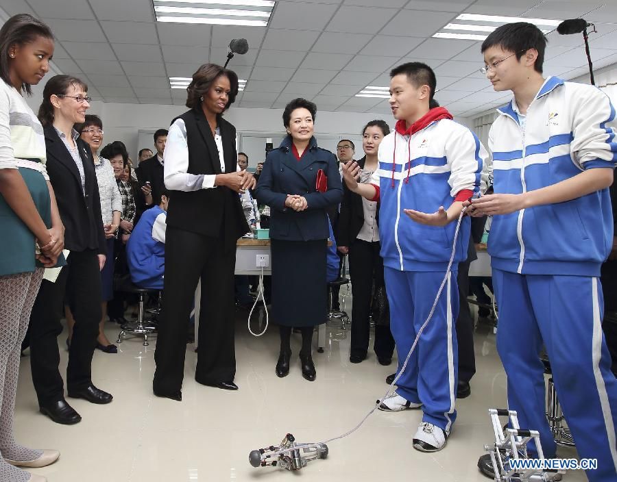 Пэн Лиюань и Мишель Обама вместе посетили среднюю школу в Пекине