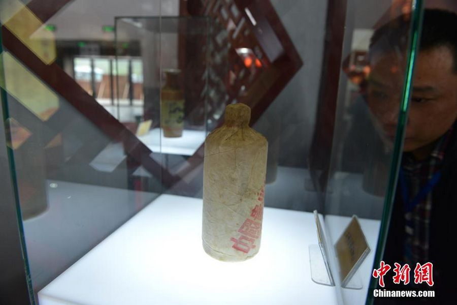 На фото: китайская водка Маотай, рыночная цена которой приблизительно оценивается в 400 тысяч юаней.