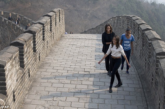 Мишель Обама и дочери посетили участок Великой китайской стены - Мутяньюй