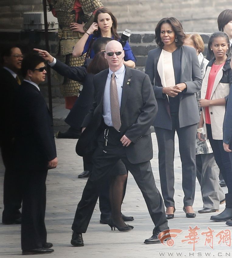 «Люди в черном» рядом с Мишель Обамой и ее дочерьми 