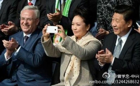 Первая леди Китая пользуется смартфоном отечественного производства 