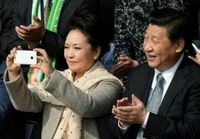 Первая леди Китая пользуется смартфоном отечественного производства 