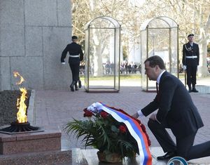 Д.Медведев прибыл в Крым и возложил венок к памятнику Победы 