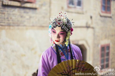 Студент Уханьского университета нарядился персонажем молодой женщины Пекинской оперы 