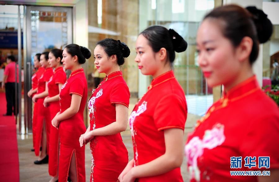 Прекрасные сотрудницы церемониальной службы Боаоского азиатского форума-2014 