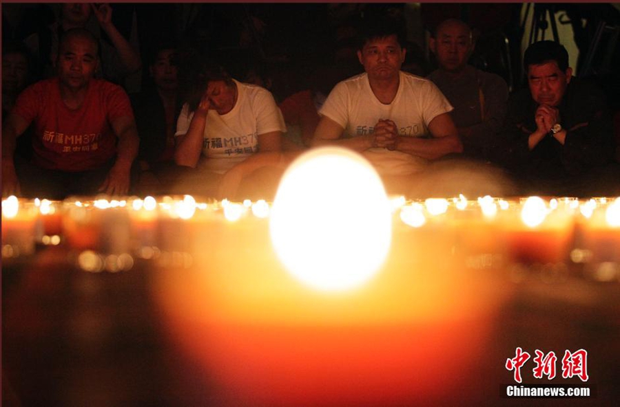 Прошел месяц со дня пропажи без вести авиалайнера MH370, семьи пассажиров в Пекине провели молебен о счастье