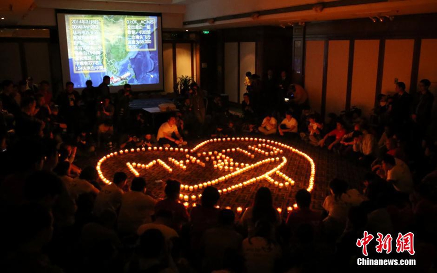 Прошел месяц со дня пропажи без вести авиалайнера MH370, семьи пассажиров в Пекине провели молебен о счастье