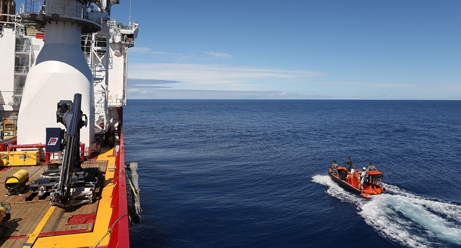 Австралийские водолазы в океане невооруженным глазом ищут черные ящики авиалайнера MH370