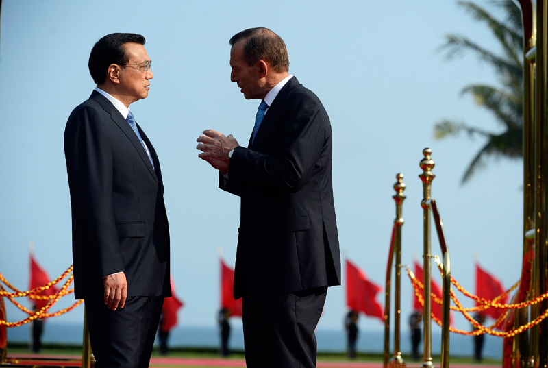 Ли Кэцян провел ежегодную встречу с премьер-министром Австралии Тони Абботтом