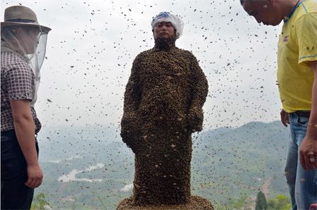 Мужчина из Чунцина создал костюм из 460 тысяч пчел