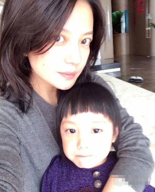Фотографии актрисы Чжао Вэй и ее дочери