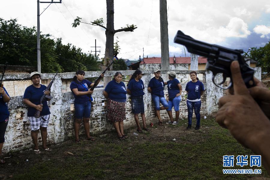 Фоторабота «Блюстительницы порядка Мексики» («Mexico's Female Vigilantes») фотографа Кэти Орлински (Katie Orlinsky) была награждена золотой медалью в индивидуальной категории «Повседневная жизнь».