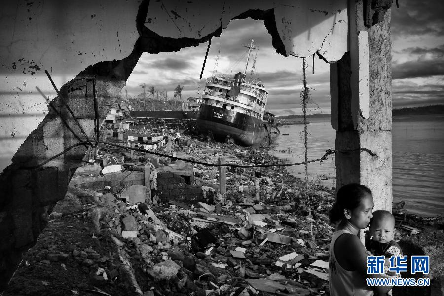 Фоторабота «Тайфун Хайянь» фотографа Кевина Фрайера (Kevin Frayer) была награждена золотой медалью в категории «Истории войн и стихийных бедствий».