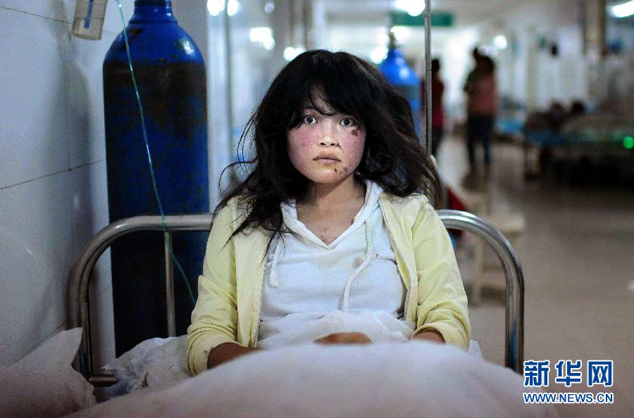 Фотография «Выживший после землетрясения» («Earthquake Survivor») от фотографа Ван Исюань была награждена золотой медалью в индивидуальной категории «новостей войны и стихийных бедствий.