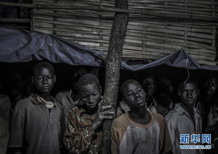 Фотография «Молодые шахтеры Кеньебе» («Young miners of Kenieba») фотографа Валерия Мельникова была награждена золотой медалью в индивидуальной категории «Портретные истории».