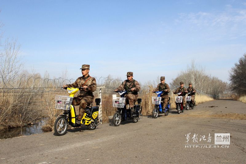 Китайские пограничники патрулируют китайско-казахстанскую границу на электромотоциклах