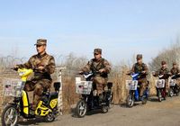Китайские пограничники патрулируют китайско-казахстанскую границу на электромотоциклах