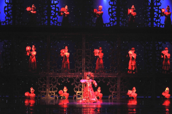 Интересное представление «Аньхойские нравы» в большом театре Сянмин