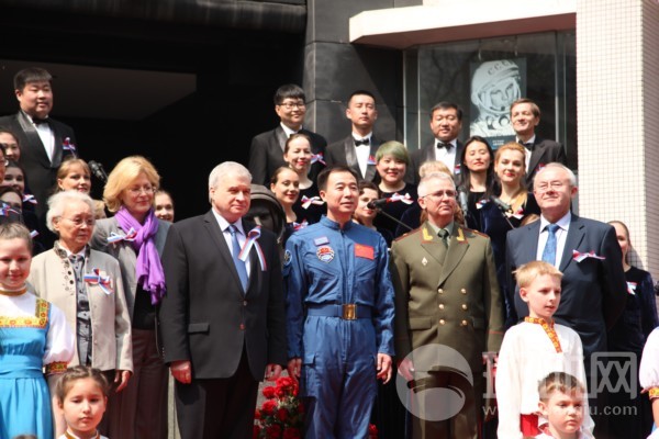 Цзин Хайпэн также сказал, что сейчас начинается год «Дружеского общения между молодежью России и Китая», и для России с Китаем, которые являются мощными космическими державами, молодежь является надеждой в развитии космонавтики. 