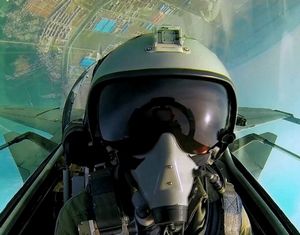 Потрясающие кадры из видео тренировок пилотов палубных самолетов авианосца «Ляонин»