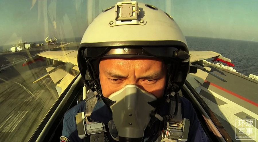 Потрясающие кадры из видео тренировок пилотов палубных самолетов авианосца «Ляонин»