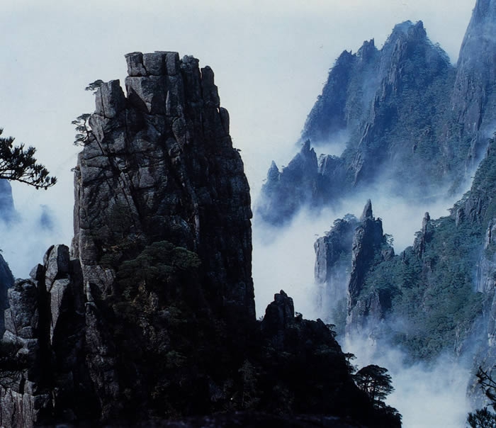 Живописный вид района Байюнь (Белое облако) гор Хуаншань