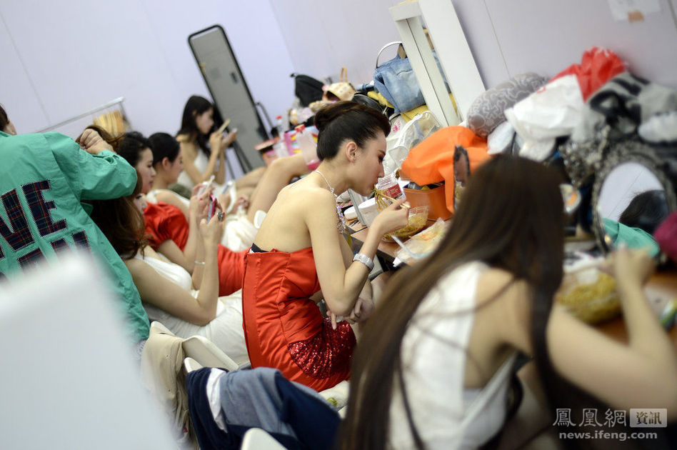 Пекинский автосалон: девушки-модели в комнате отдыха
