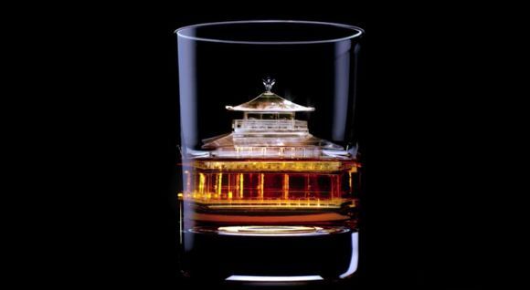 Ледяное искусство в стаканах виски 