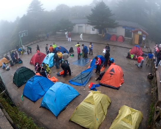 Палаточный лагерь в горах Хуаншань