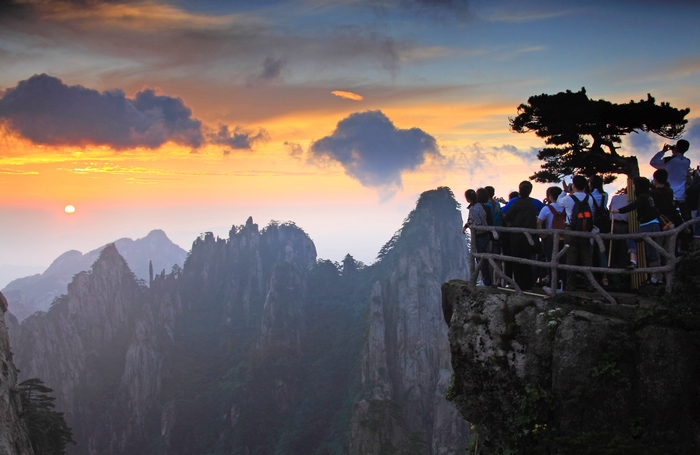Путешествие по классическим пейзажным местам из документального фильма «Большие горы Хуаншань»