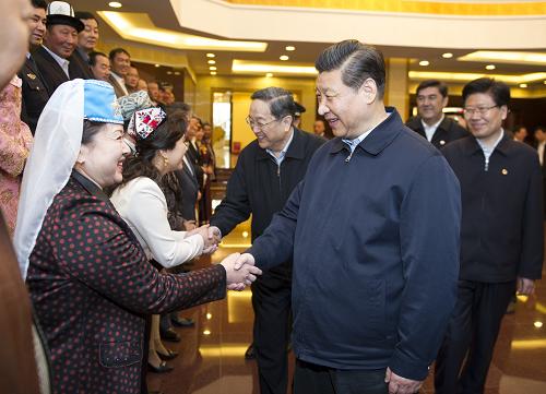 Си Цзиньпин в Урумчи встретился с отличниками производства и передовиками, поздравил трудящихся страны с 1 Мая