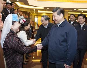 Си Цзиньпин в Урумчи встретился с отличниками производства и передовиками, поздравил трудящихся страны с 1 Мая