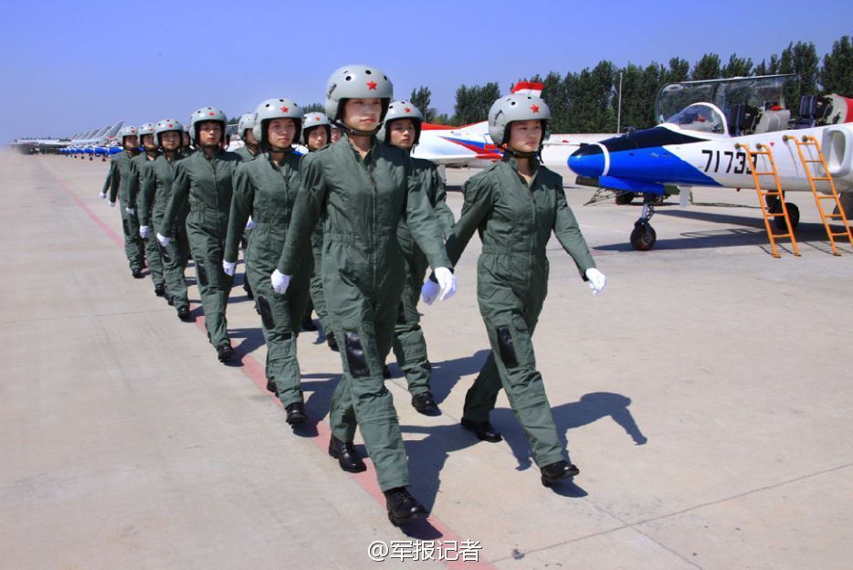 Красивые женщины-пилоты китайских истребителей