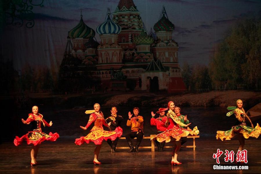 Вечером 2 мая Государственный академический хореографический ансамбль «Берёзка» принес яркий мир песен и плясок в жизнь большого театра г.Яньтай. 