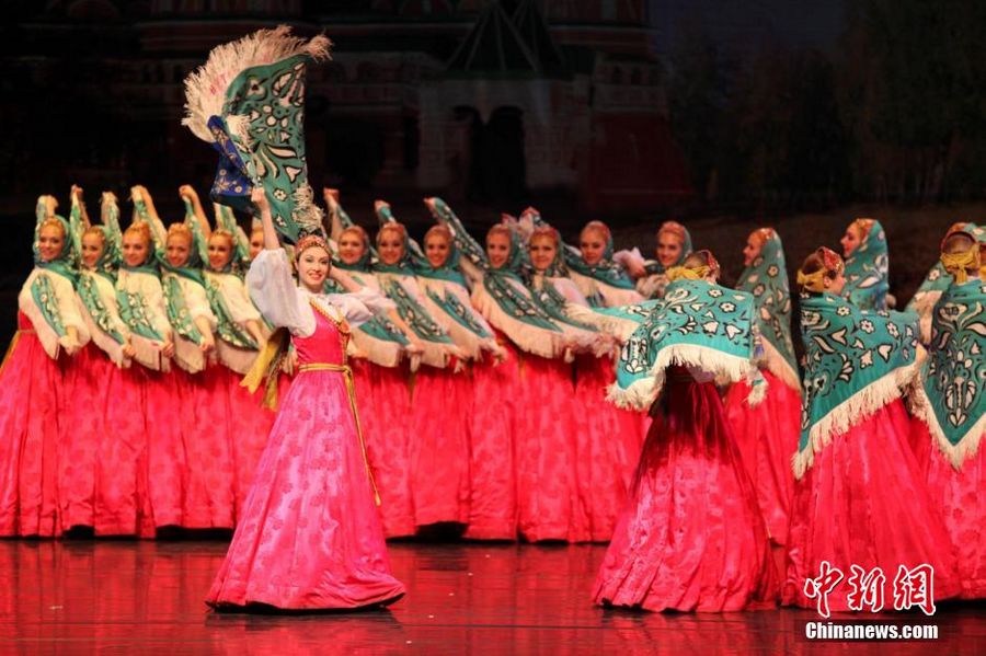 Вечером 2 мая Государственный академический хореографический ансамбль «Берёзка» принес яркий мир песен и плясок в жизнь большого театра г.Яньтай. 