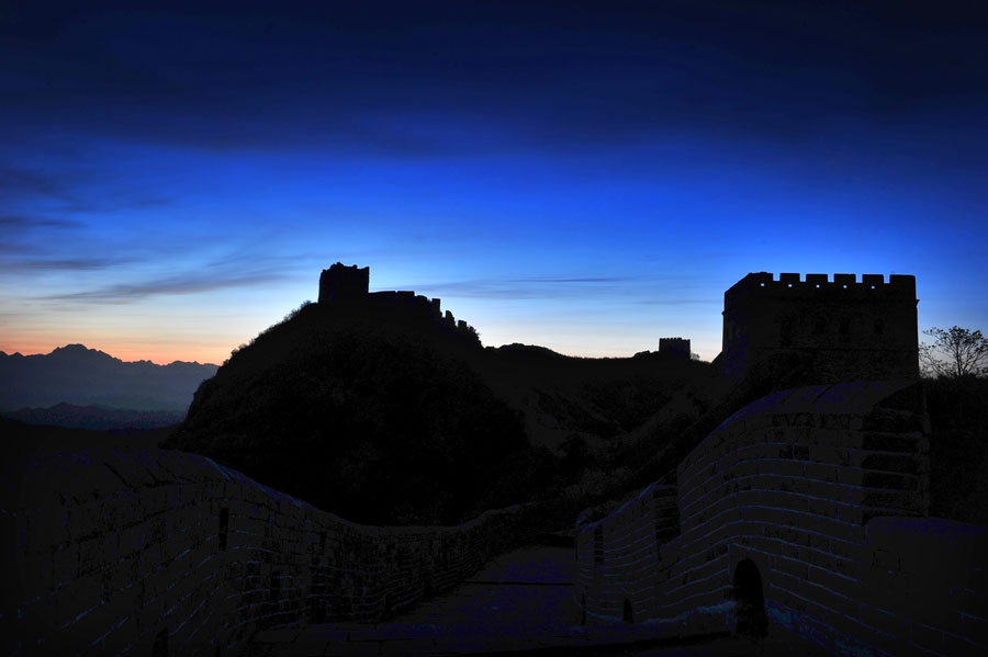 Очаровательный участок Великой китайской стены Цзиньшаньлин в начале лета