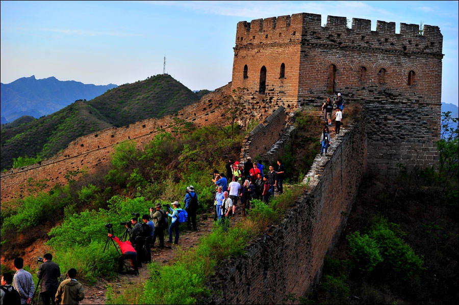 Очаровательный участок Великой китайской стены Цзиньшаньлин в начале лета