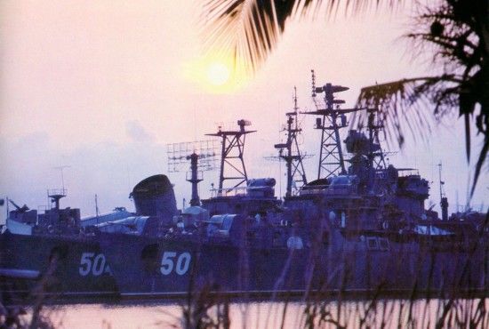 Потрясающие развитие вооружения и снаряжения ВМС КНР за 65 лет: от канонерок до авианосца 