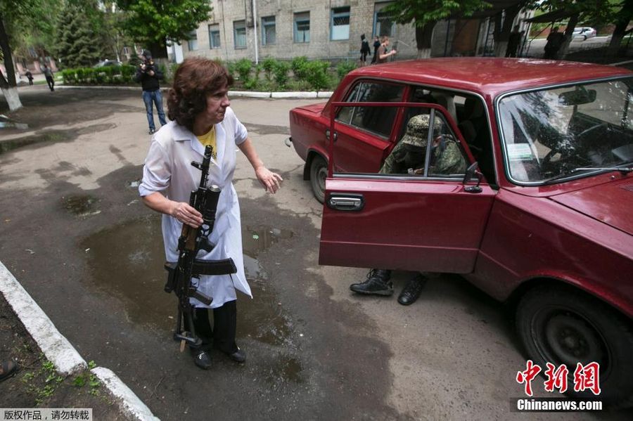 В ходе проведения военной операции под Славянском /Донецкая область, Восточная Украина/ сегодня погибли 4 украинских военнослужащих, еще около 30 получили ранения, сообщила пресс-служба МВД Украины.