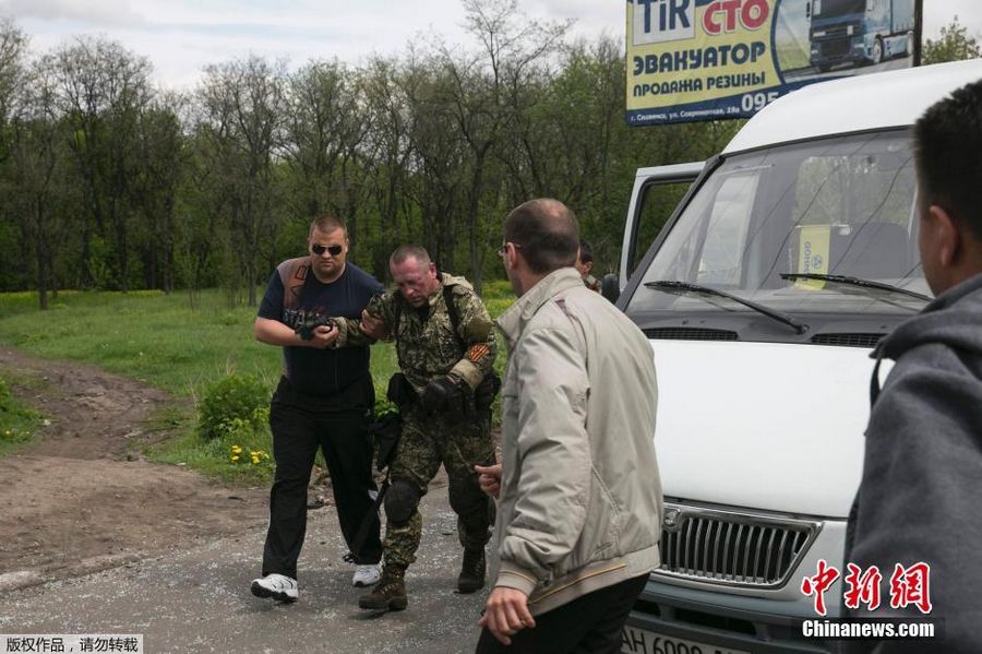 В ходе проведения военной операции под Славянском /Донецкая область, Восточная Украина/ сегодня погибли 4 украинских военнослужащих, еще около 30 получили ранения, сообщила пресс-служба МВД Украины.