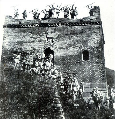 Солдаты 8-й армии празднуют на сторожевой башне Великой стены победу во время второго этапа ?Битвы ста полков?