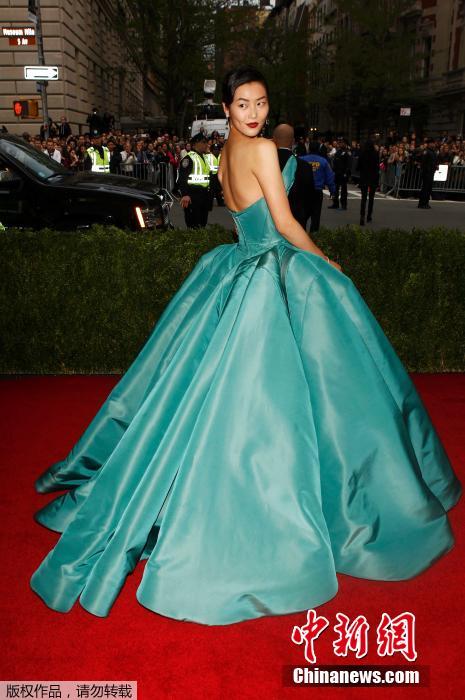 Роскошные наряды звезд на MET BALL 2014