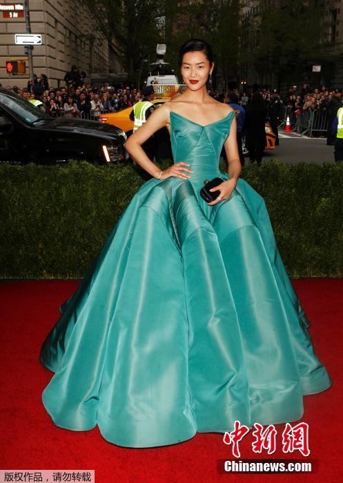 Роскошные наряды звезд на MET BALL 2014