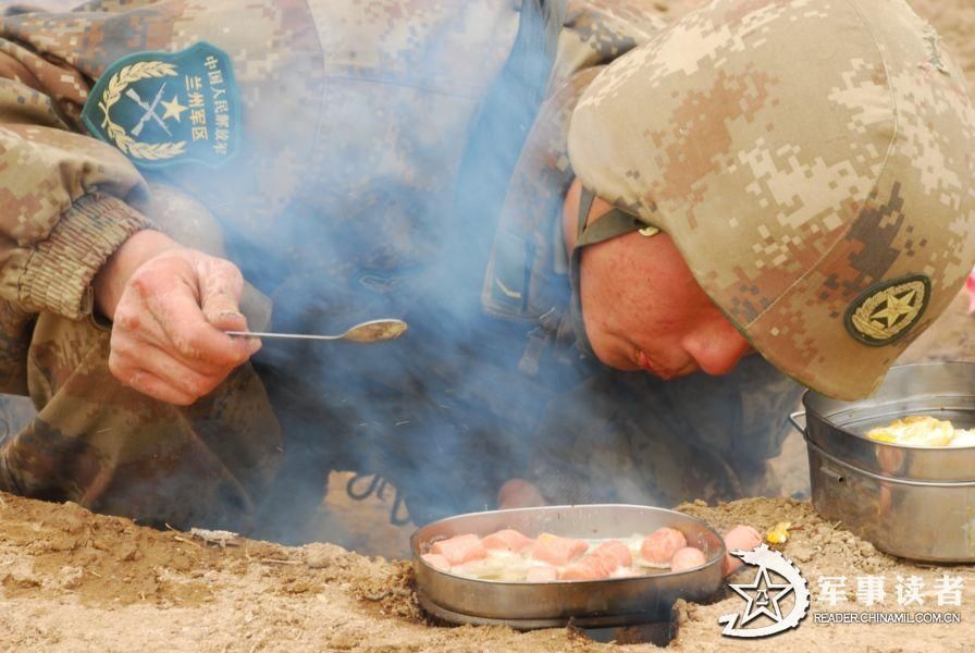 Фото: Солдаты НОАК готовят еду в полевых условиях