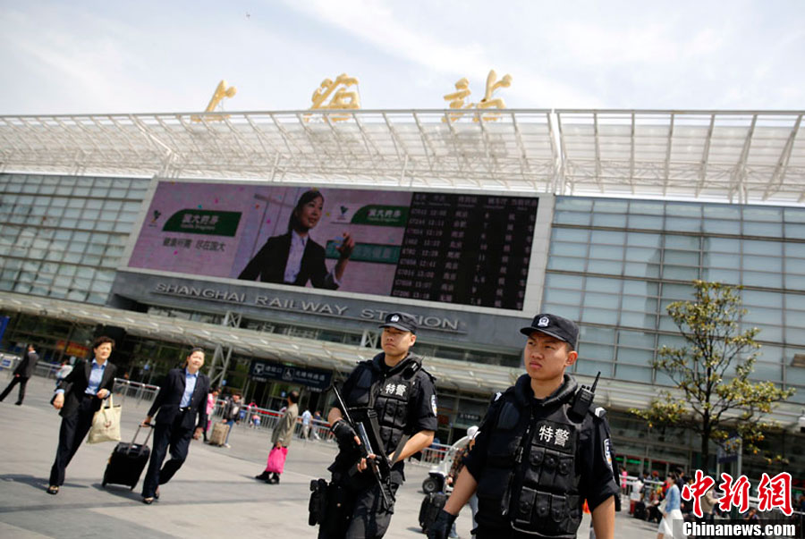 7 мая на шанхайском вокзале было усилено полицейские патрулирование, вооруженные полицейские патрулируют вокзал для обеспечения безопасности пассажирских перевозок.