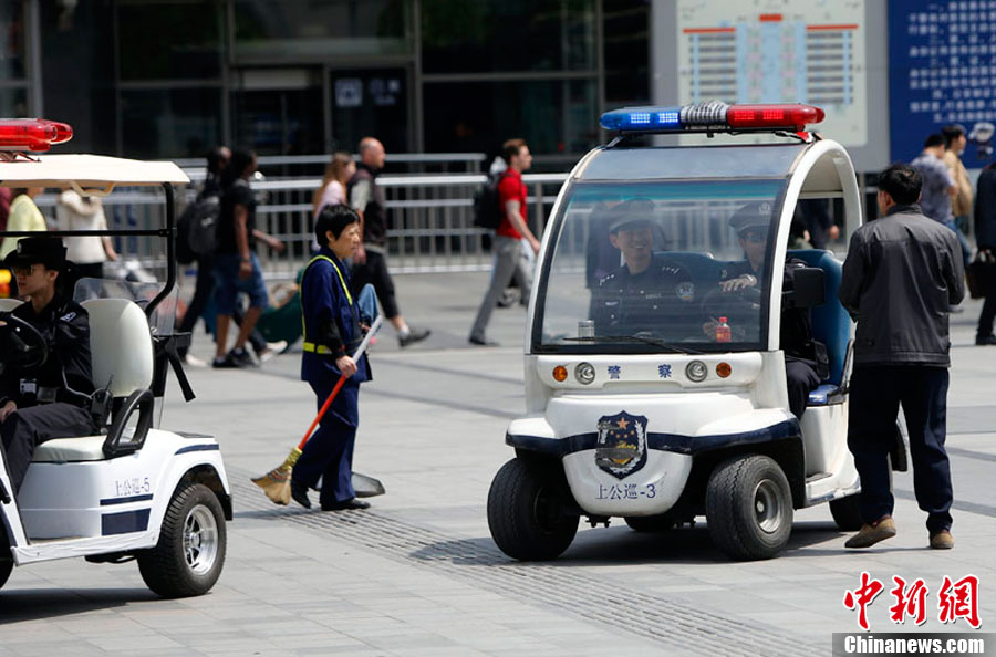 7 мая на шанхайском вокзале было усилено полицейские патрулирование, вооруженные полицейские патрулируют вокзал для обеспечения безопасности пассажирских перевозок.
