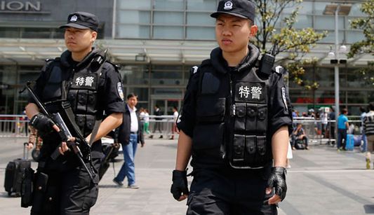 На шанхайском вокзале усилили полицейское патрулирование, вооруженные полицейские патрулируют вокзал китайского мегаполиса